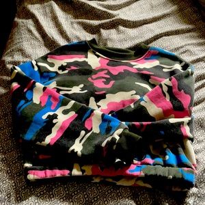 Camouflage long sleeve crop top